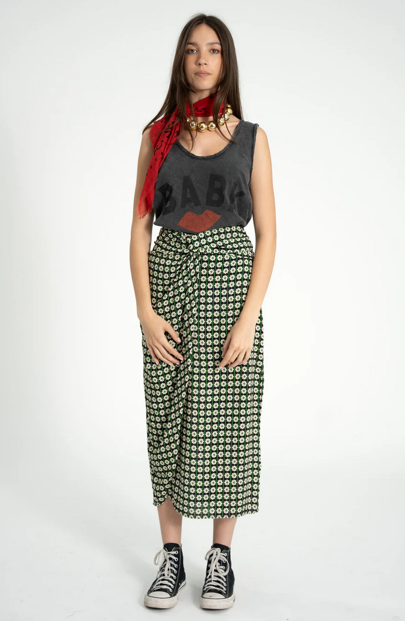 sisters department - sleeveless top, washed black, red lip - Lubus & moi